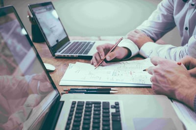 How can businesses measure the ROI of AI tools in inbound marketing?